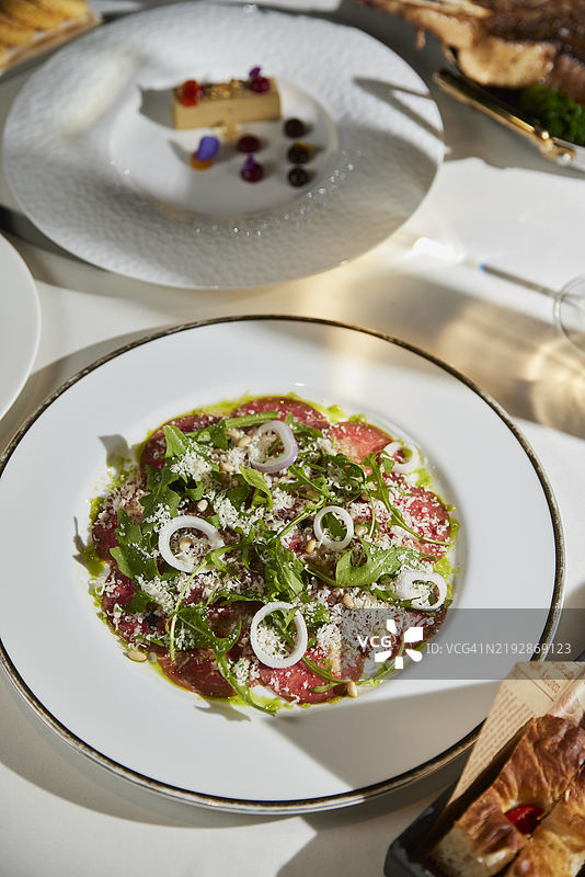 高角度视图的餐桌美食图片素材