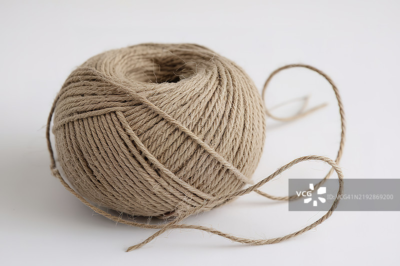 一团黄麻绳在白色背景下的照片图片素材