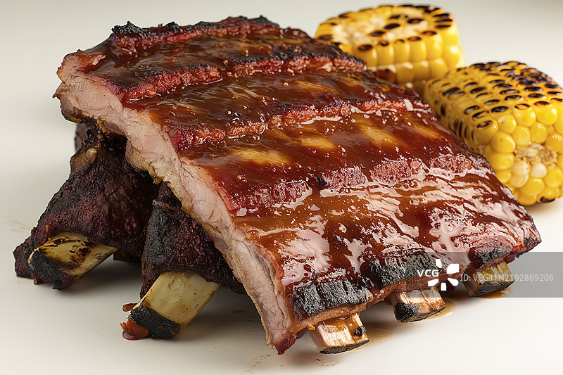 一张涂有粘稠酱汁的烧烤猪肋排的照片图片素材