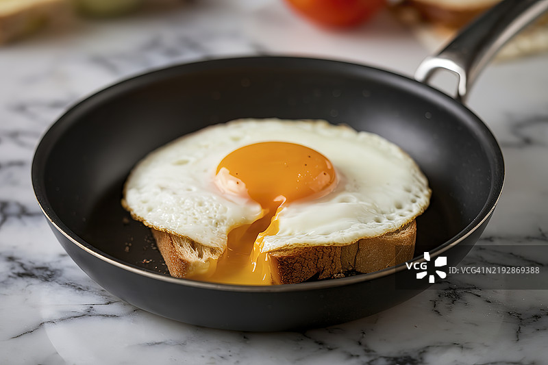 一张黑色平底锅中煎蛋的照片图片素材