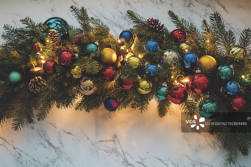 一张在大理石背景上布置的节日圣诞树照片图片素材