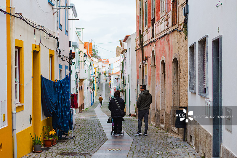 朋友们在西尼斯街道上走的背影图片素材