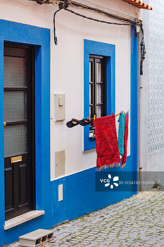 房子外面晾着衣服图片素材