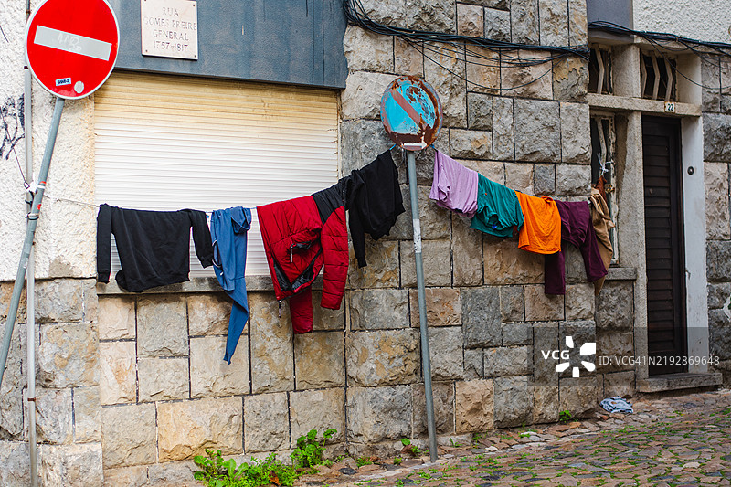 房子外面晾着衣服图片素材