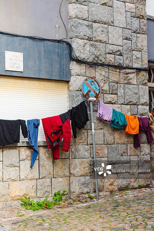 房子外面晾着衣服图片素材