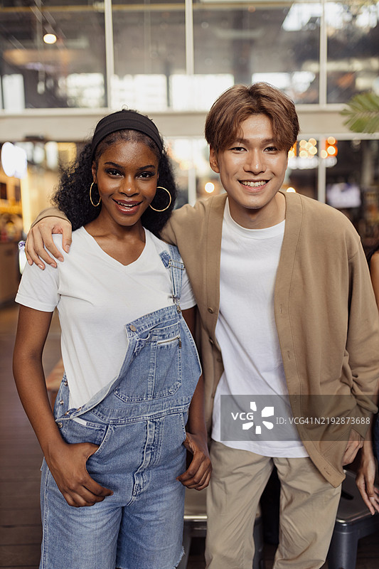 朋友们在轻松的室内环境中享受共度时光图片素材