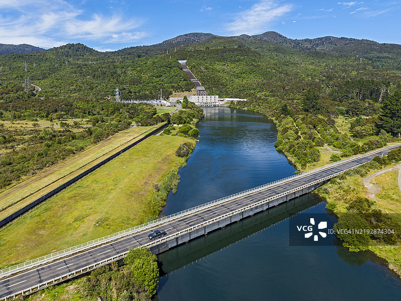 新西兰北岛陶卡努水电站的鸟瞰图，陶波湖。图片素材