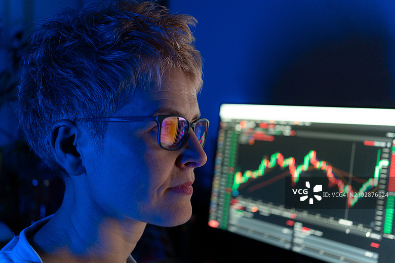 在黑暗房间中，女性的头像与线图显示相结合图片素材