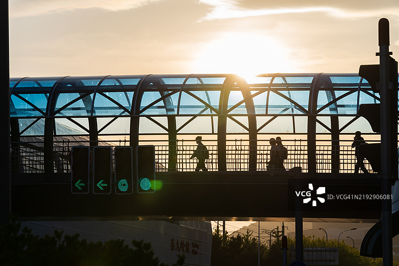 日落时分行人天桥上的剪影图片素材