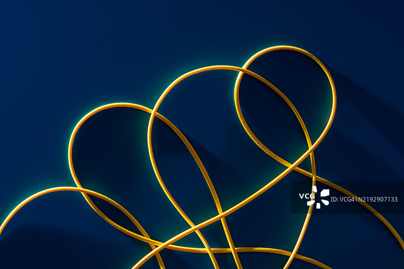 杂乱的黄色绳索缠在一起图片素材