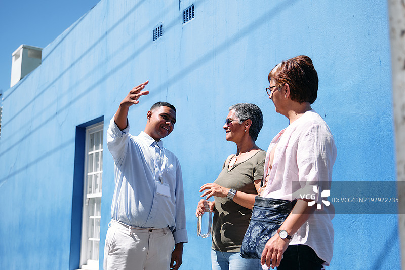一位年长女性享受开普敦市的游览图片素材