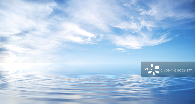 清澈的海水上滴落的水珠，晴朗的天空。展示产品的概念背景。图片素材