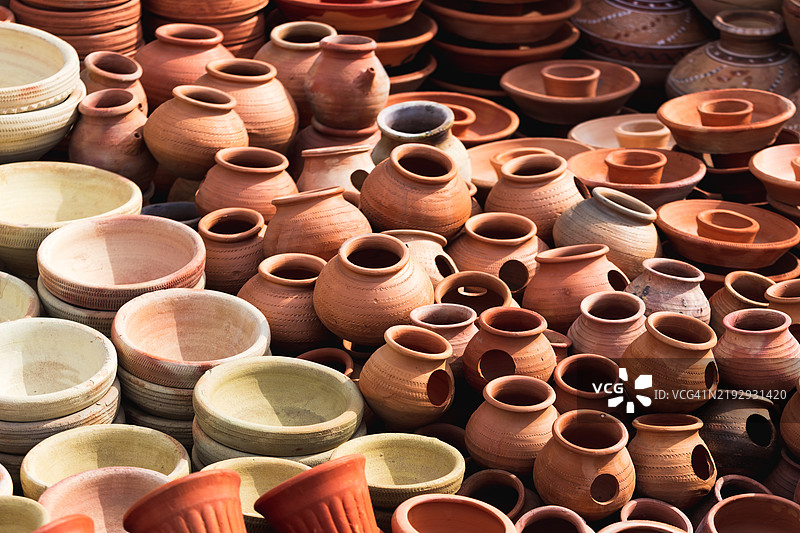 盘子、塔吉锅和锅具。穆尔坦市场上的炊具图片素材