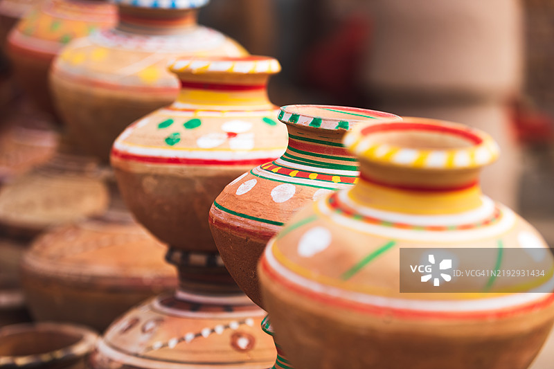 盘子、塔吉锅和锅具。穆尔坦市场上的炊具图片素材