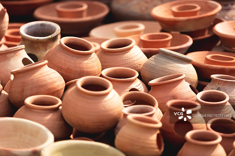 盘子、塔吉锅和锅具。穆尔坦市场上的炊具图片素材