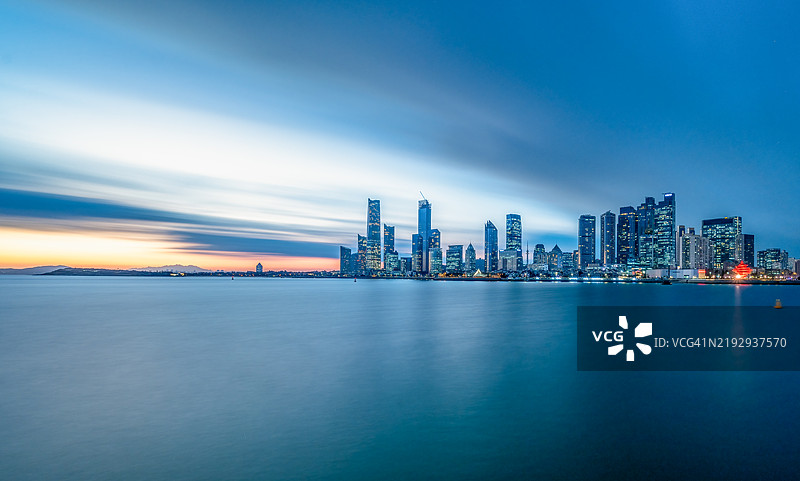 青岛市黄昏时的天际线图片素材