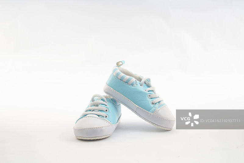 白色背景上的婴儿男鞋图片素材