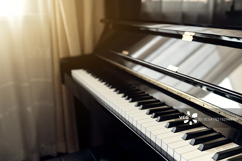 钢琴和钢琴键盘。图片素材