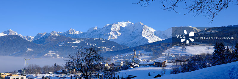 村庄与勃朗峰山脉相对图片素材