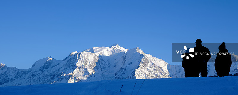 蒙布朗山前的剪影图片素材