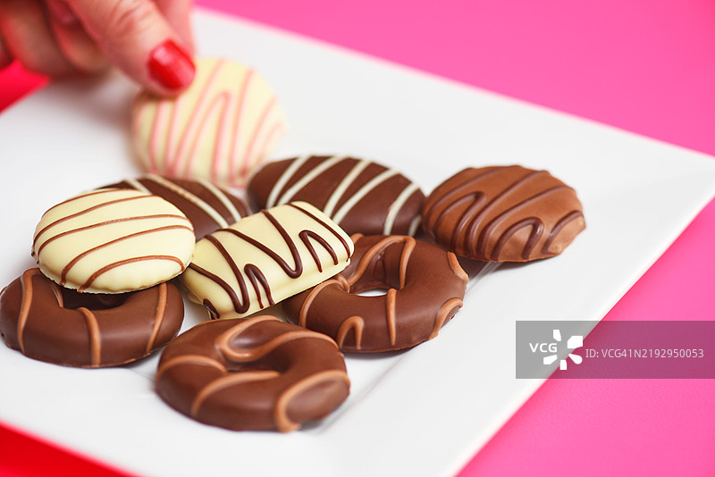 女人偷饼干 - 卡路里。图片素材