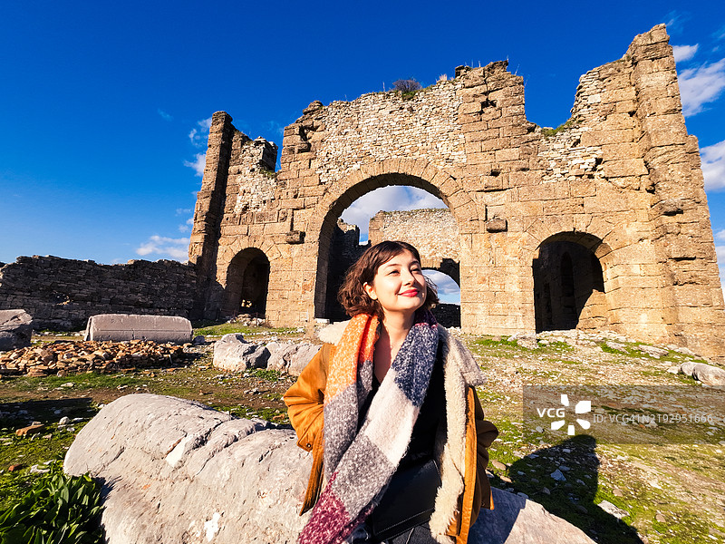 一位年轻的旅行者在阿斯潘多斯大教堂前图片素材