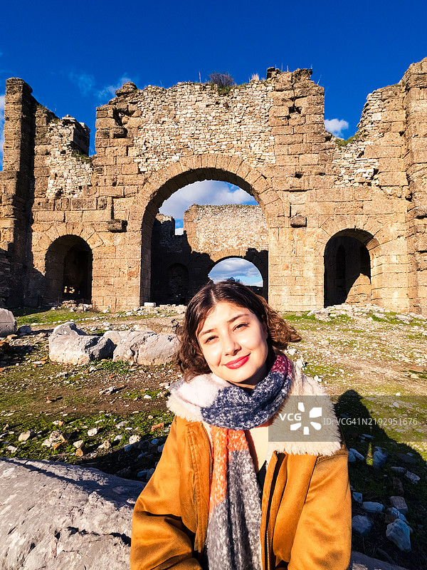 一位年轻的旅行者在阿斯潘多斯大教堂前图片素材