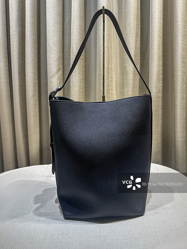 日常优雅：皮革单肩包图片素材