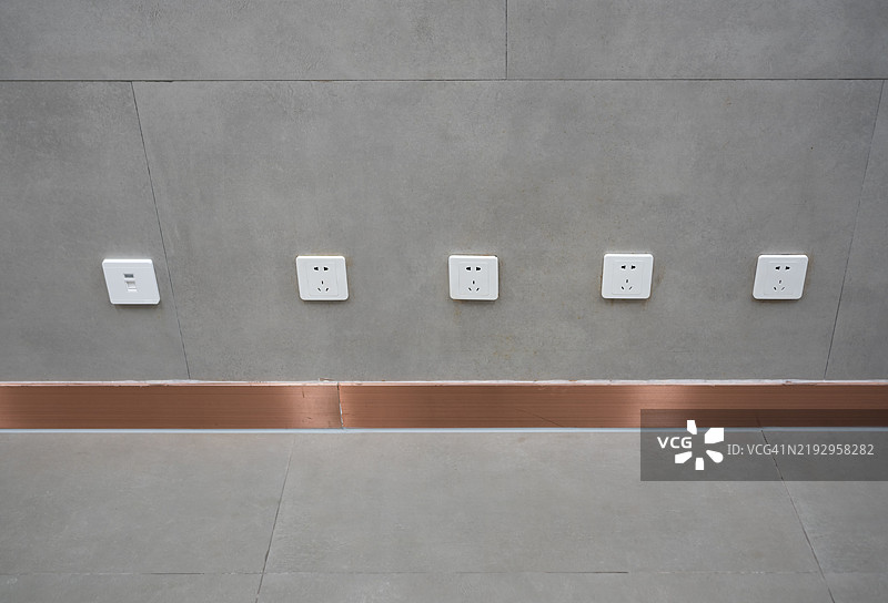 室内通道墙上的一排电源插座图片素材