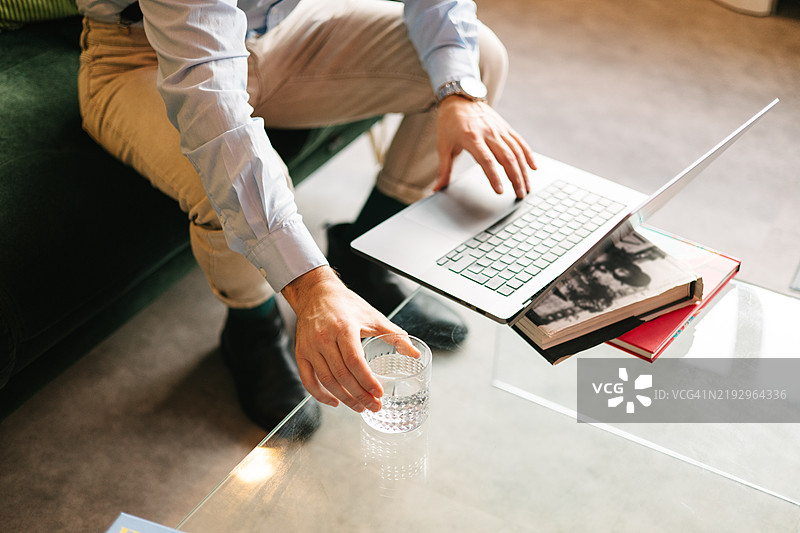 在笔记本电脑上工作图片素材