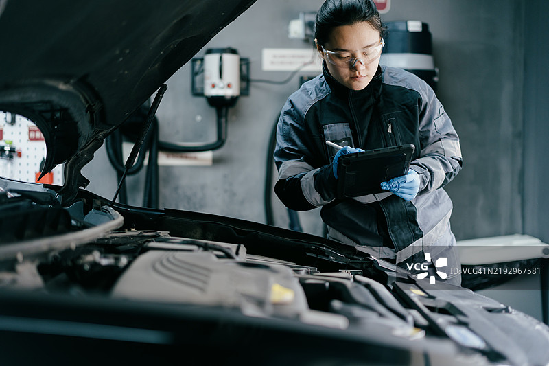 女性汽车工程师正在检查汽车图片素材