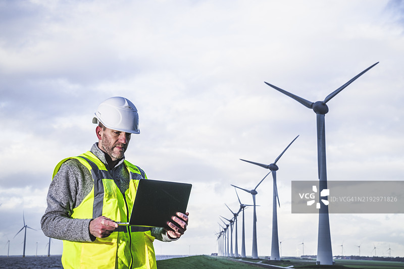 风电场前的技术人员图片素材