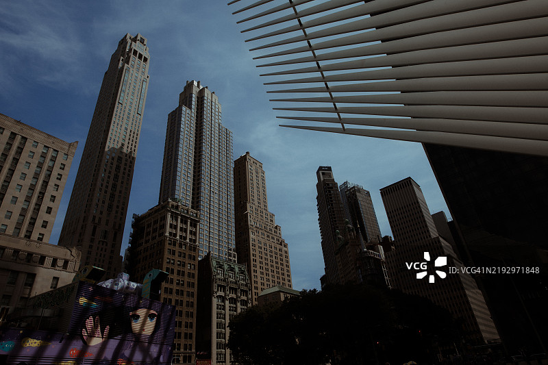 曼哈顿市中心天际线与西菲尔德世界贸易中心的尖顶，纽约市图片素材