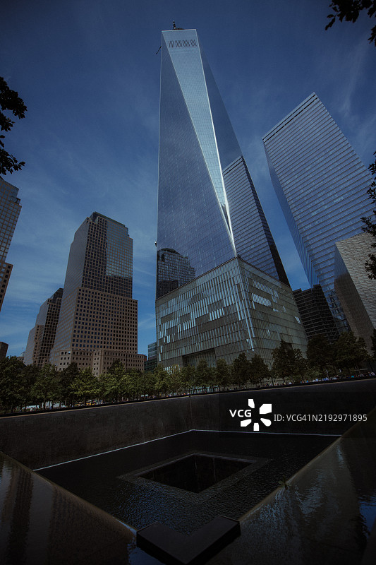 纽约市的世贸中心一号大楼与世贸中心遗址及纪念池图片素材