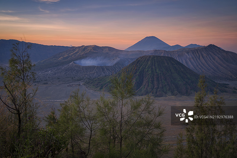 布罗莫火山蒸汽弥漫的火山口日出，雄伟的塞梅鲁山在背景中巍然屹立 - 布罗莫腾格尔塞梅鲁国家公园位于印度尼西亚东爪哇。图片素材