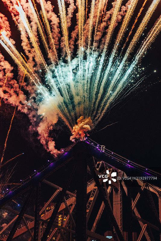 在2024年昆士兰州澳大利亚布里斯班的河火节上，故事桥上空绽放的五彩烟花图片素材