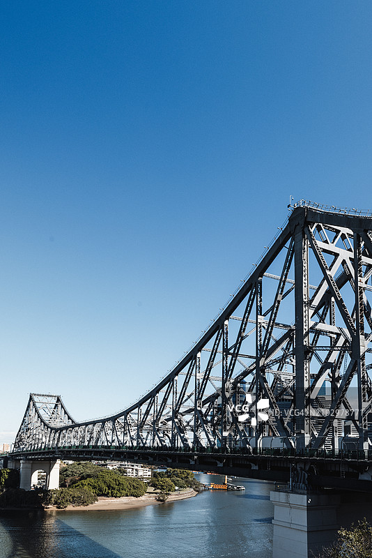 从低角度拍摄的故事桥，阳光明媚，位于澳大利亚昆士兰州布里斯班图片素材