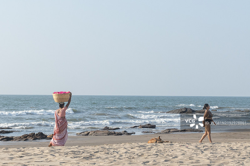 在南果阿的帕洛伦，一位女性在出售纪念品图片素材