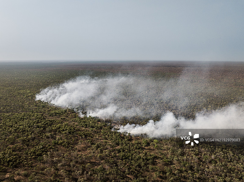 在阳光明媚的下午，从高角度拍摄的澳大利亚内陆的燃烧场景，地点为西澳大利亚的金伯利地区。图片素材