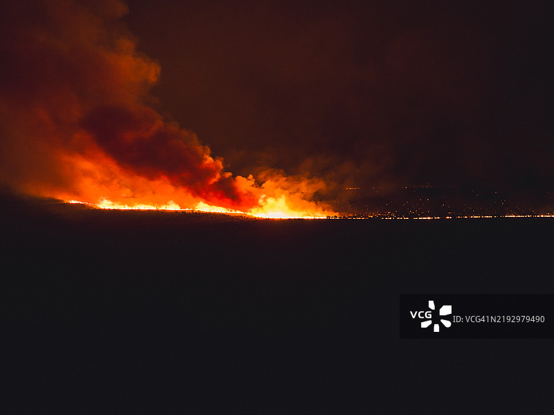澳大利亚西部金伯利地区夜间从高处拍摄的受控火焰图片素材