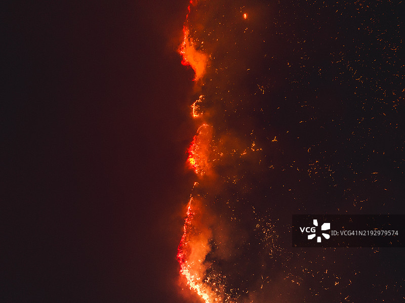 从高空俯瞰的森林中肆虐的控制火灾，金伯利，西澳大利亚，澳大利亚图片素材