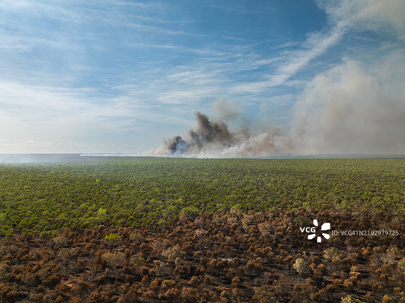 航拍照片显示澳大利亚内陆罗布克地区的烧荒烟雾向天空升起，金伯利，西澳大利亚，澳大利亚图片素材
