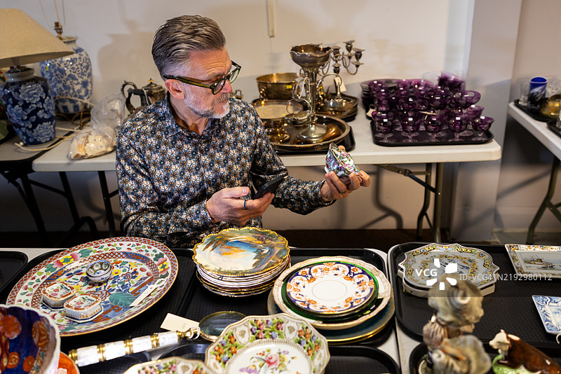 拍卖评估师与古董收藏图片素材