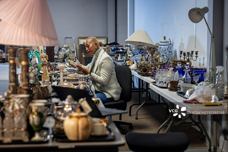 拍卖行专业人士检查古董收藏图片素材