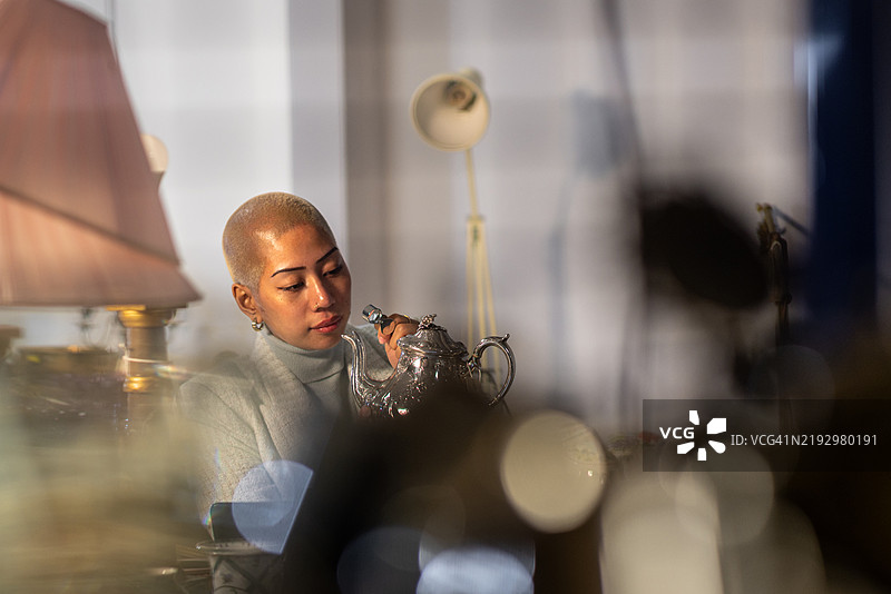 拍卖专业人士评估古董图片素材