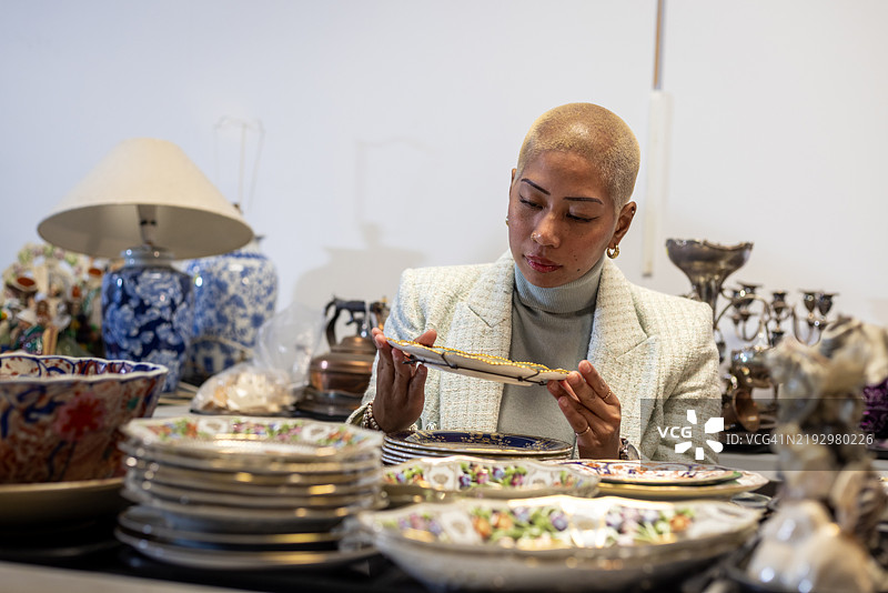 拍卖评估师评估永恒的珍品图片素材