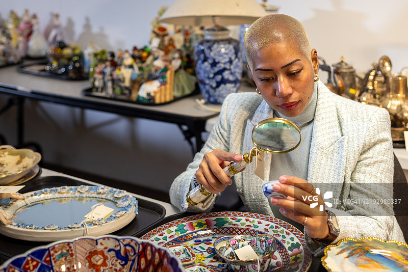 拍卖行估价师深入研究中图片素材