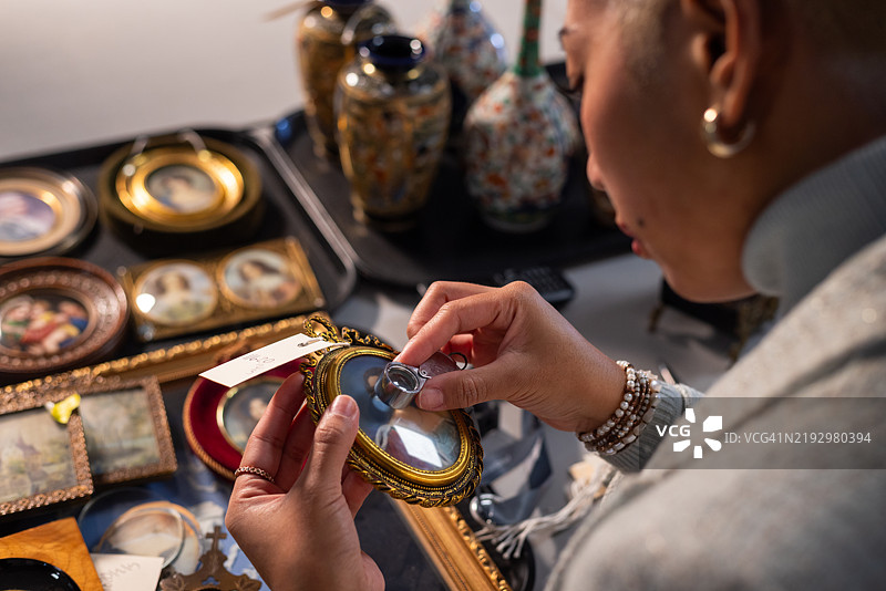 拍卖专家与稀有收藏品图片素材