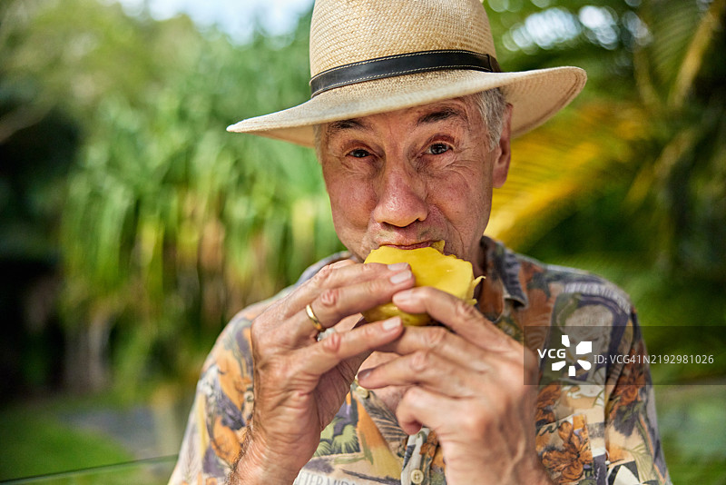 老年男子享受饮品的自然场景图片素材