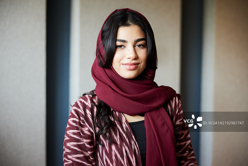 身穿传统中东服饰的年轻女性肖像。图片素材